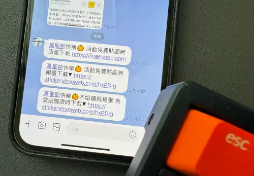 ▲LINE萬聖節貼圖經事實查核平台MyGoPen確認是詐騙連結，請民眾不要上當。（圖／記者周淑萍攝）