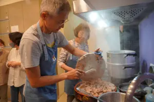 ▲西村武史（左）和母親（右）準備了「紅豆飯」，為生病小朋友加油打氣。（圖／NOWnews攝）