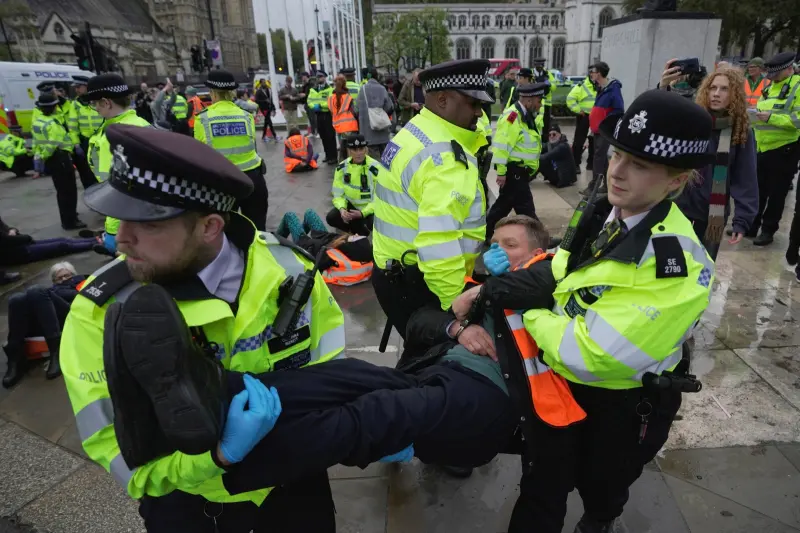 ▲英國出現新一波針對國內石油及天然氣政策的示威行動，警方在倫敦逮捕62名氣候行動主義者。 （圖／美聯社／達志影像）