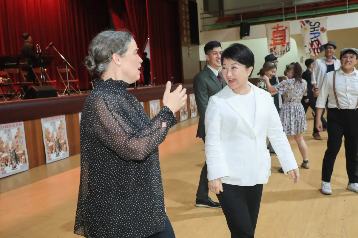 ▲盧秀燕與孫曉雅在美式爵士復古派對中，隨著音樂輕輕舞動。（圖／台中市政府提供，2023.10.31）