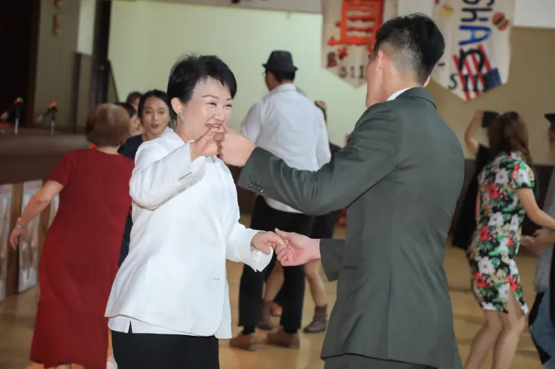 ▲盧秀燕在美式爵士復古派對中,與現場民眾翩翩起舞。(圖/台中市政府提供,2023.10.31)