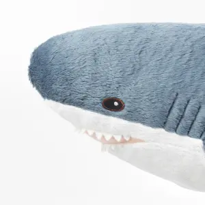▲IKEA鯊鯊經歷換眼手術，刺繡的雙眼更顯呆萌無辜。（圖／IKEA提供）