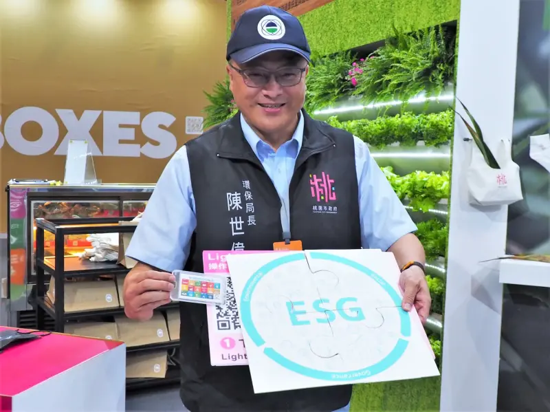 ▲陳世偉指出,指引共分為「能源使用」、「綠色運輸」與「廢棄物減量」三大面向,內含23項減碳指標與1項創意作為,主辦單位應先登錄審查,並且必須至少符合12項減碳指標方可辦理。(圖/桃園市環保局提供)