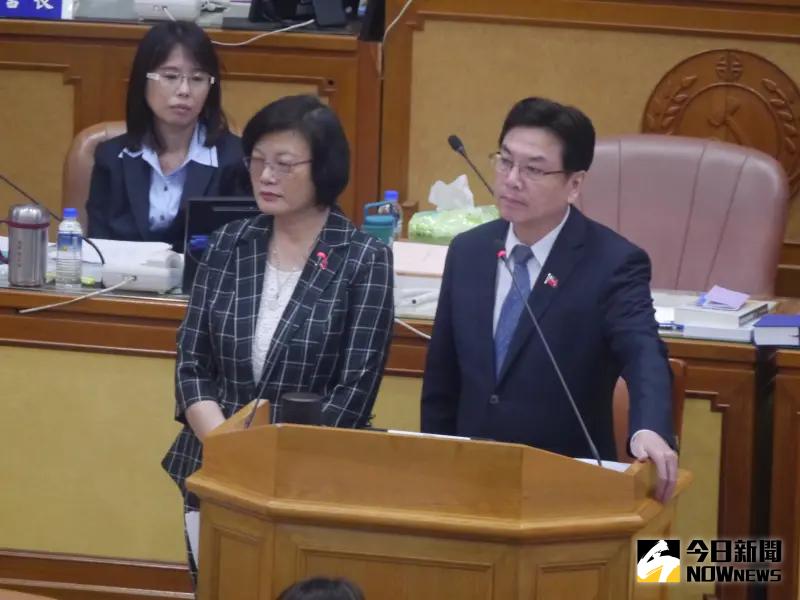 ▲劉和然在議會上備詢宣布新北敬老愛心卡明年將擴大至機捷、YouBike、計程車。(圖 /記者吳嘉億攝,2023.10.31)