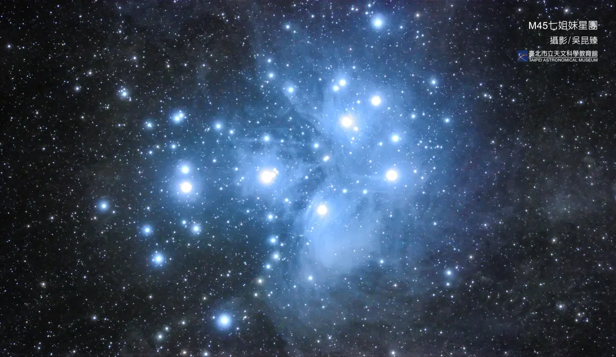 ▲萬聖夜午夜時分，美麗的金牛座「昴宿星團」會升到最高點，民眾可抬頭往天頂觀察。（圖／台北市立天文館提供）