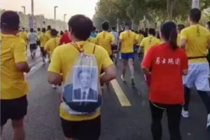 鄭州馬拉松跑者背「李克強遺照」！習近平難擋中國各地追思前總理
