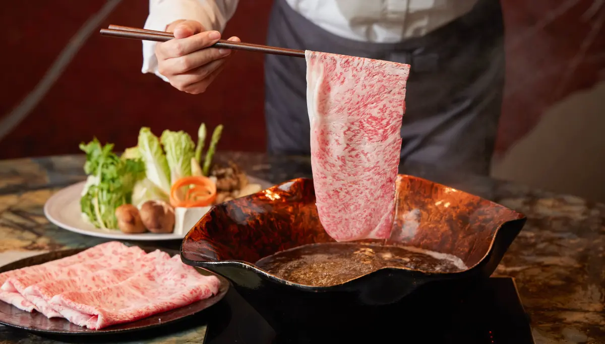 ▲火鍋控注意！「海底撈信義店」今10月31日進駐微風南山B2開放訂位，全新第三代店型有兒童遊戲室。乾杯集團全新火鍋品牌「黑毛屋招待所」11月1日在嘉義見客。（圖／乾杯集團提供）