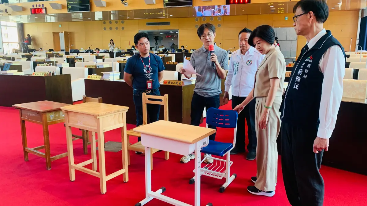 ▲江肇國邀請副市長王育敏親自體驗新舊型課桌椅的差異。（圖／記者顏幸如攝，2023.10.31）