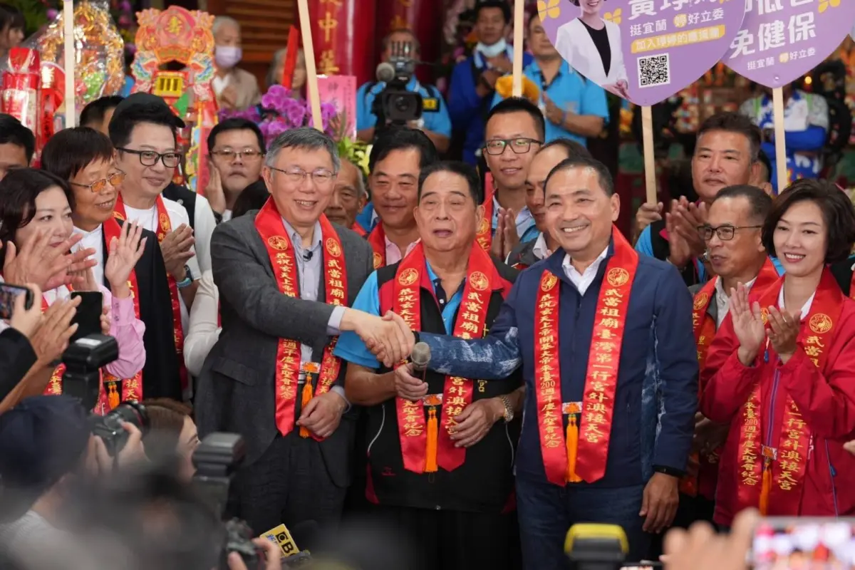 ▲藍白合卡關，民眾黨總統參選人柯文哲（左）堅持全民調，國民黨總統參選人侯友宜不接受而卡關。（圖／民眾黨提供）