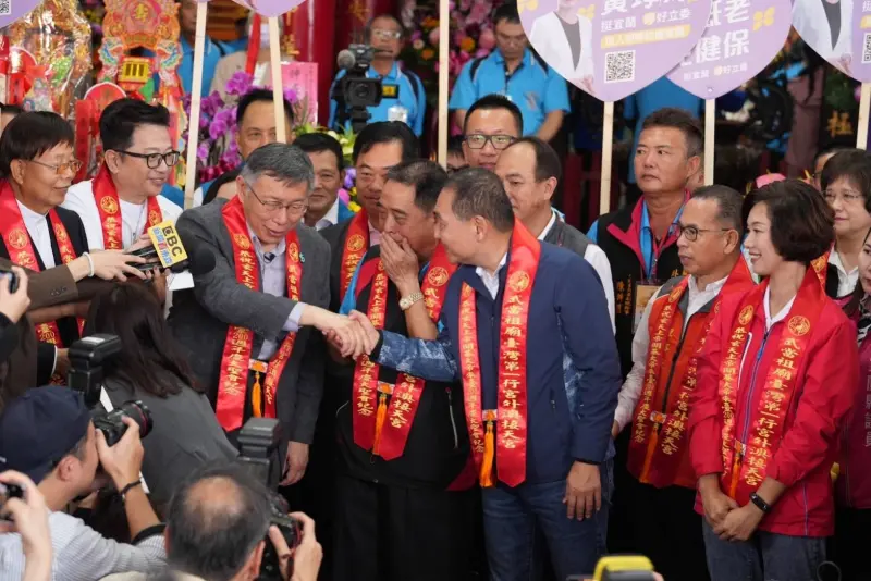 ▲▲藍白總統參選人侯友宜、柯文哲在宜蘭外澳接天宮200周年慶活動合體同台，微笑握手讓媒體拍照。（圖／民眾黨提供）
