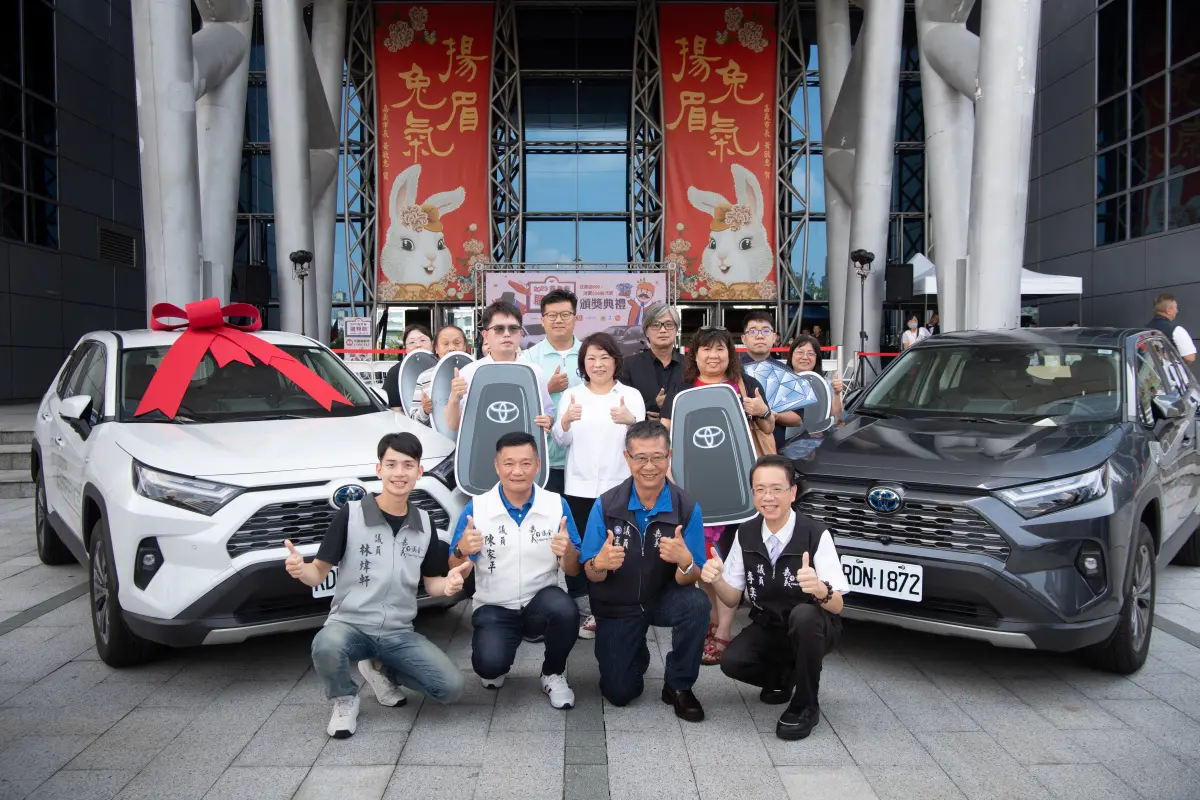 ▲嘉義市購物節以抽獎活動順利閉幕，市長黃敏惠與活動同仁市府前廣場留影紀念（圖／嘉義市政府提供）