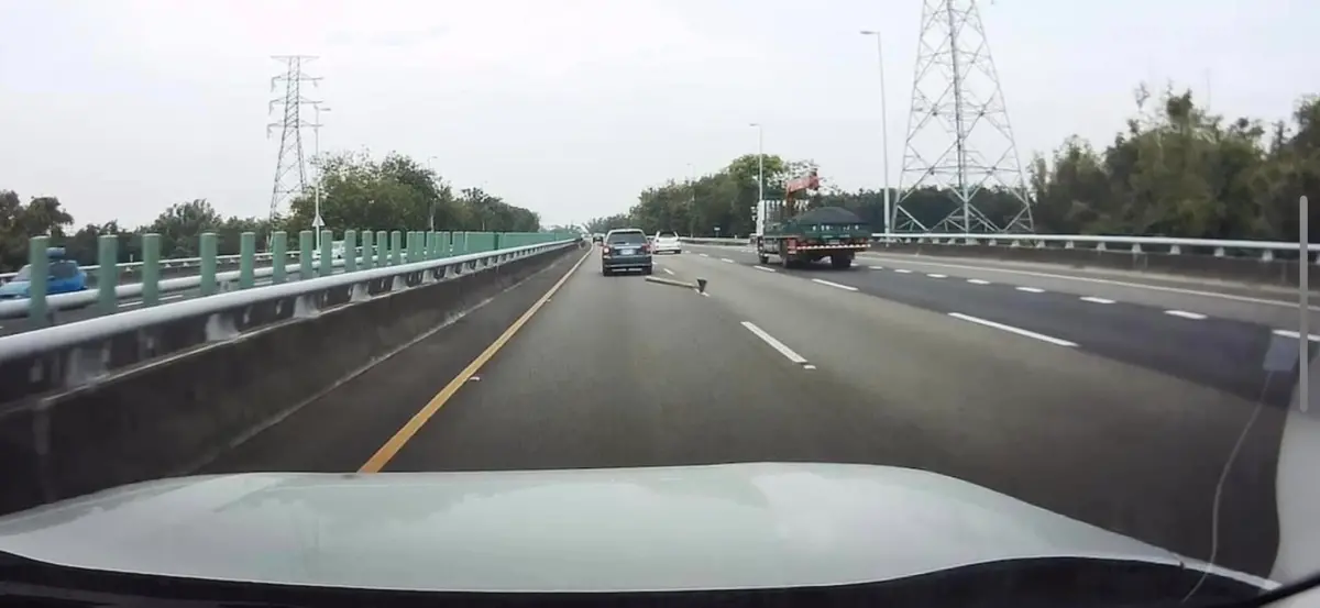 ▲民眾開車行經國道3號北向334.1公里處時，突遭飛來的斧頭砸中。（圖／翻攝爆料公社）