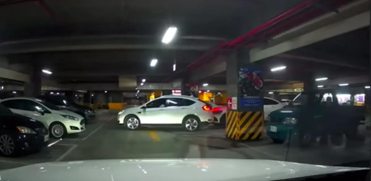 ▲一名白色休旅車車主，在高雄鳳山大潤發停車場賣車倒車不慎，兩度撞上停靠在車格內的賓士車。（圖／翻攝自臉書鳳山人在地大小事）