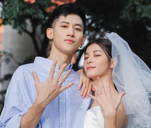 宇珊開心宣布登記結婚的好消息 ▲宇珊萬聖節曬出和老公婚紗照,開心秀戒指,宣布登記結婚的好消息!(圖/翻攝自宇珊臉書)