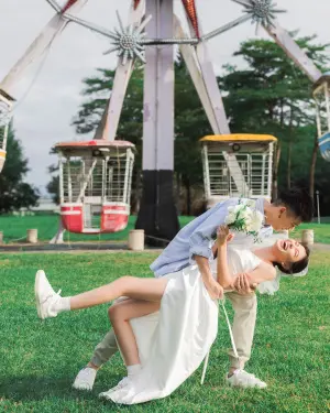 宇珊 ▲宇珊(前)和老公到遊樂園拍婚紗。
