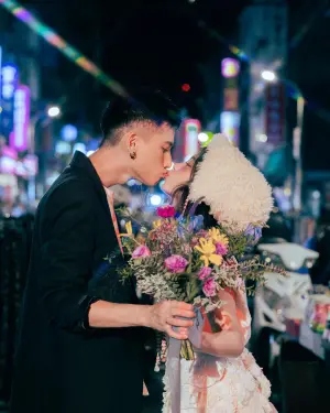 宇珊 ▲宇珊(右)和老公曬甜蜜婚紗照。