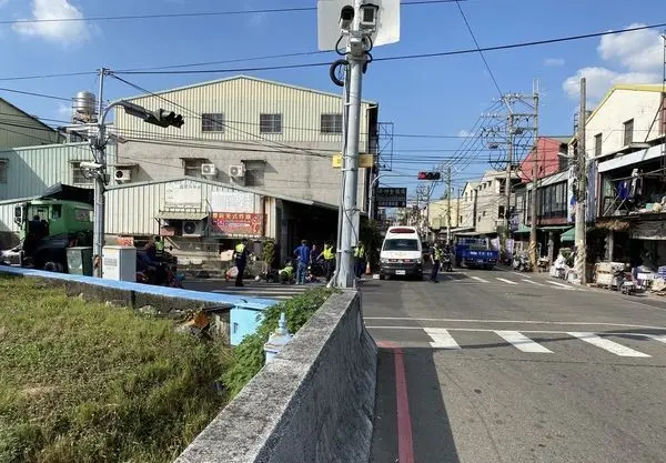 ▲李姓婦人與同向砂石車發生碰撞，送醫搶救宣告不治。（圖／翻攝畫面）