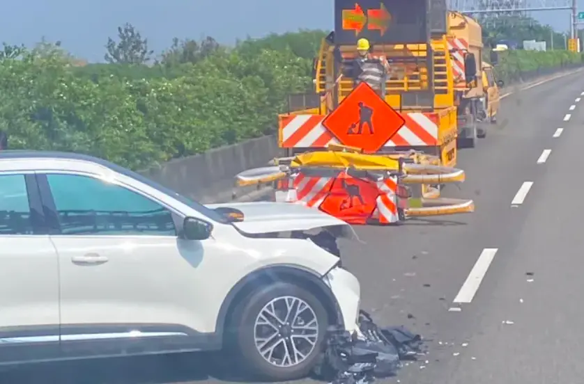▲國道一號高公局緩撞車遭追撞。（圖／翻攝自記者爆料網）