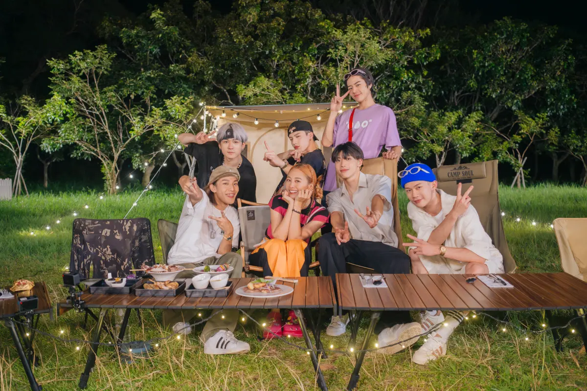 ▲《Ozone夏日青春冒險》第二集迎來大來賓「鬼鬼」吳映潔（前排左二），和六位少年邊露營邊談心，佳辰（後排右）分享進入演藝圈後的壓力。（圖／寬想國際娛樂）