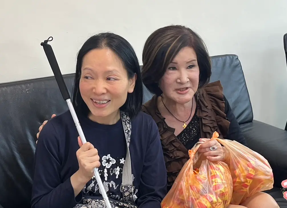 ▲黃小菁（左）今在好友恬娃陪同下睽違10年亮相，因雙眼失明，拿著白手杖現身。（圖／記者黃盈容攝）