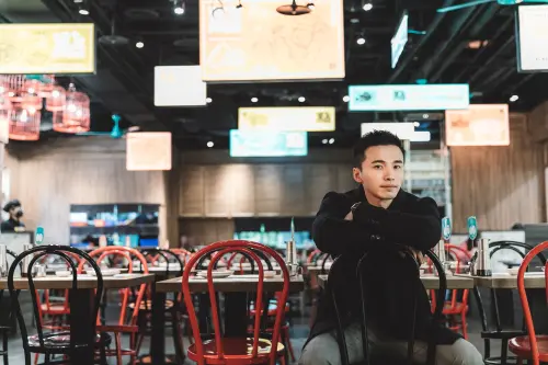 ▲阿緯經營的「點點心」，在中央廚房工作的移工傳出手指被捲入機器中骨折。（圖／翻攝阿緯臉書）