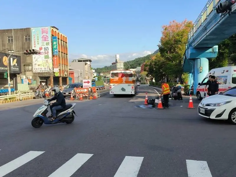 ▲張翁意外撞上直行機車，導致劉姓騎士腦幹受損傷勢嚴重。（圖／翻攝畫面）