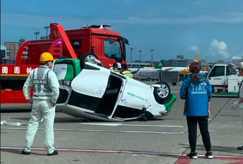 ▲桃園機場內一台長榮家餐車，和航機拖車發生碰撞後「四腳朝天」。（圖／翻攝自記者爆料網）