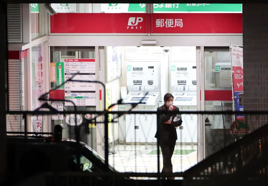 ▲日本埼玉縣戶田市10月31日中午傳出槍響，一名男性持槍在戶田中央總合醫院外朝院內開槍，造成一名醫師和一名患者受傷。但槍手從現場逃離，闖入距離醫院1.5公里左右遠的郵局，目前挾持郵局內的職員做為人質，與警方對峙中。 （圖／美聯社）