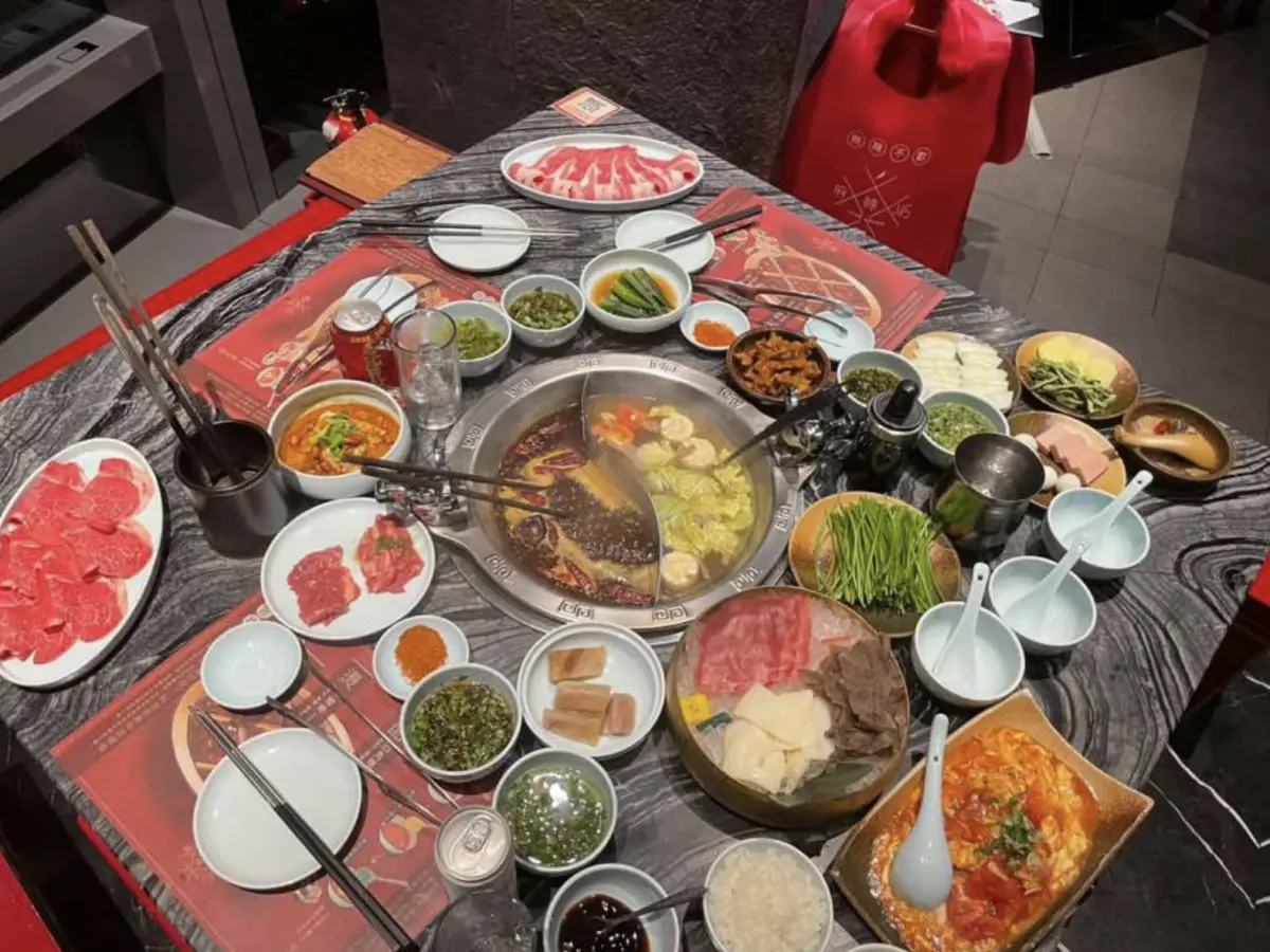 ▲一名網友到台北市信義區微風廣場高樓層麻辣鍋餐廳「麻辣45」用餐，豈料在用餐過程中竟在桌子小抽屜目睹一整窩蟑螂亂竄。（圖／翻攝自爆料公社）