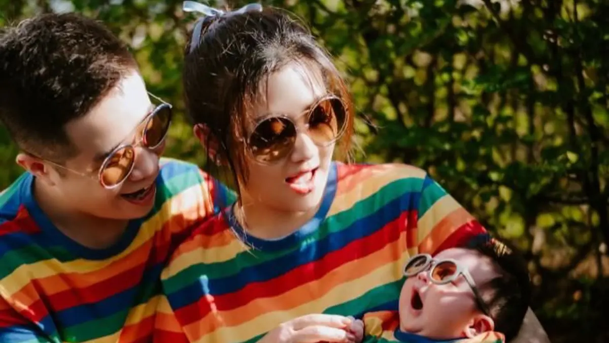 ▲Selina（中）分享全家福、S.H.E抱小腰果的照片。（圖／翻攝自Selina臉書）