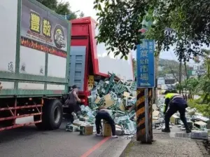 塞爆！基隆聯結車上「一箱箱台啤」散落道路　後方人車回堵3公里
