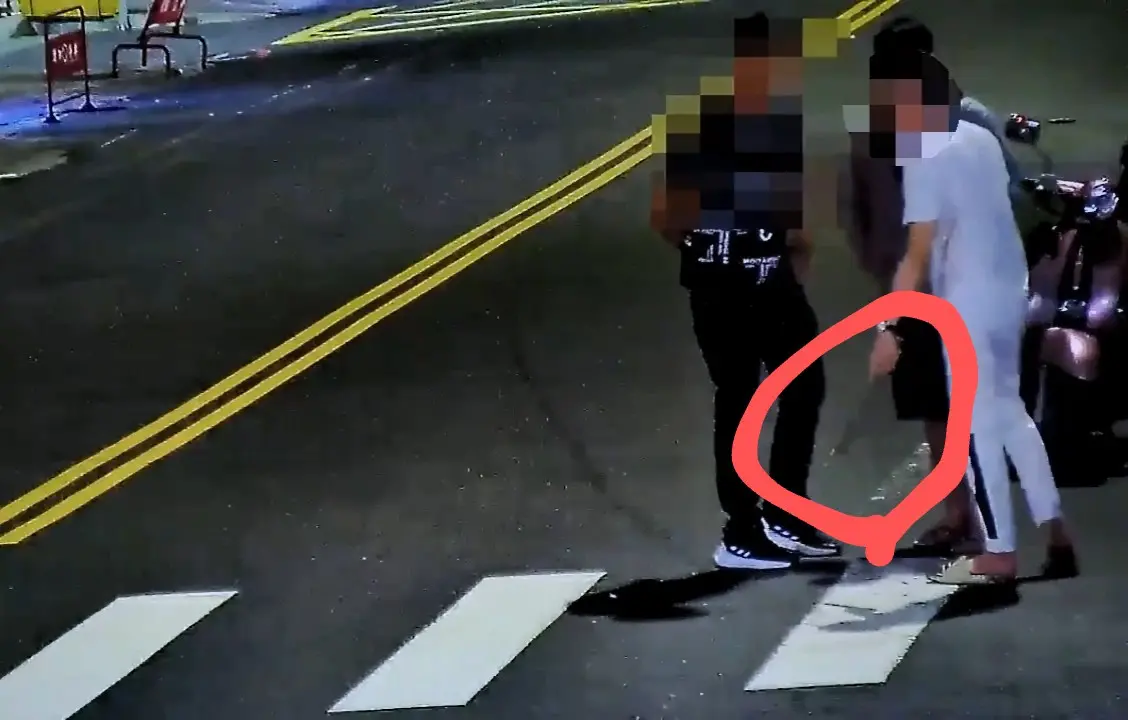 ▲男子持柴刀在大馬路上揮舞。（圖／翻攝畫面）