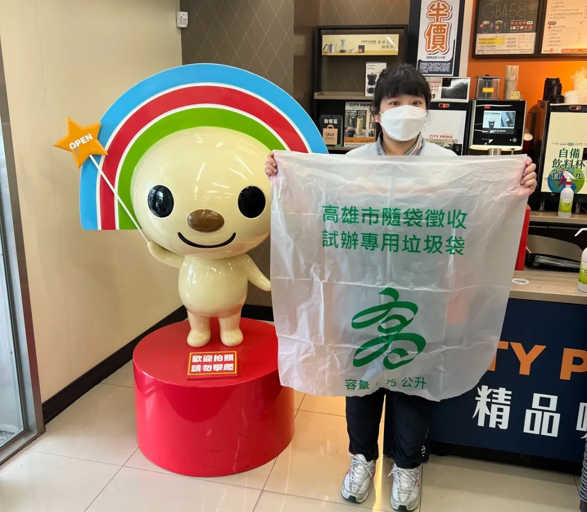 ▲高雄市逐步推動專用垃圾袋措施，初期規劃於11月1日開始，以前金區四大超商24間門市列為試辦對象。（圖／高雄市環保局提供）