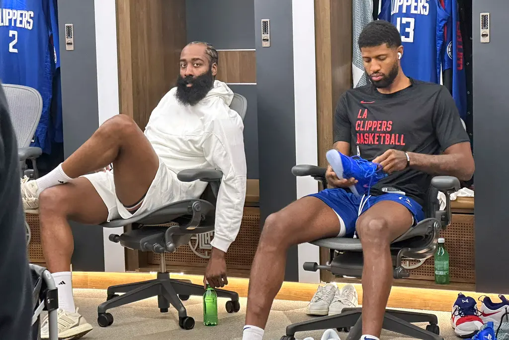 ▲「大鬍子」哈登（James Harden）正式降臨洛杉磯，一派輕鬆坐在快艇休息室。（圖／美聯社／達志影像）