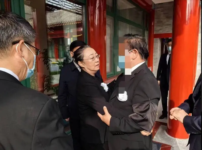 ▲近日傳出疑似是李克強靈堂的照片,其中一張為疑似李克強妻子程虹與賓客會面。(圖/翻攝自X平台)