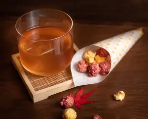 ▲La Salle森酒吧也在早晚已有涼意的晚秋初冬時節，以「寒夜客來茶當酒」為概念，推出四款特色調飲。（圖／台北中山九昱希爾頓逸林酒店提供）