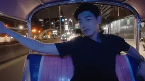 ▲韓國帥哥兼歌手Eric Nam表示自己很喜歡泰國曼谷，圖為搭乘泰國特色嘟嘟車。（圖／翻攝自Instagram）