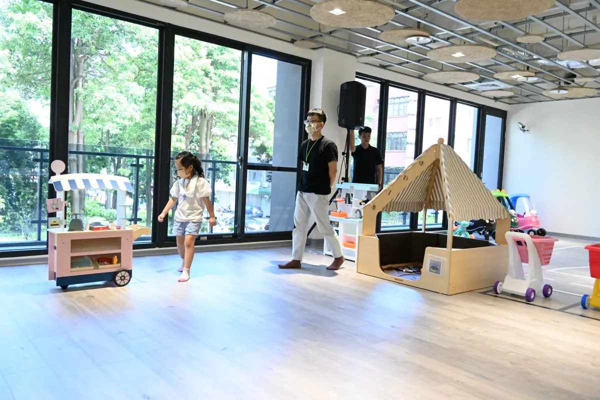 ▲社會處說明，滿6個月以上至未就讀國民小學前兒童，收托時間為每週二至每週日上午9時至下午5時止，臨托費用平日每小時200元，假日每小時250元。（圖／新竹縣政府提供）