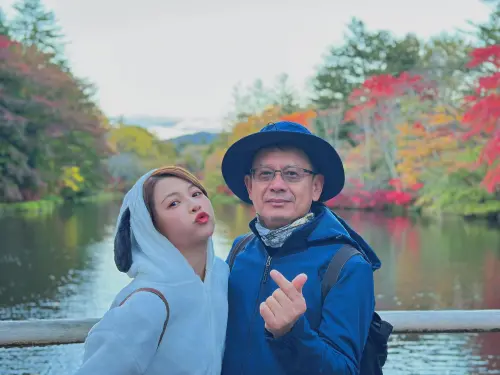 ▲謝京穎（左）和爸爸去日本旅遊，表示想掌握當寶貝女兒的最後時光。（圖／翻攝自謝京穎FB）
