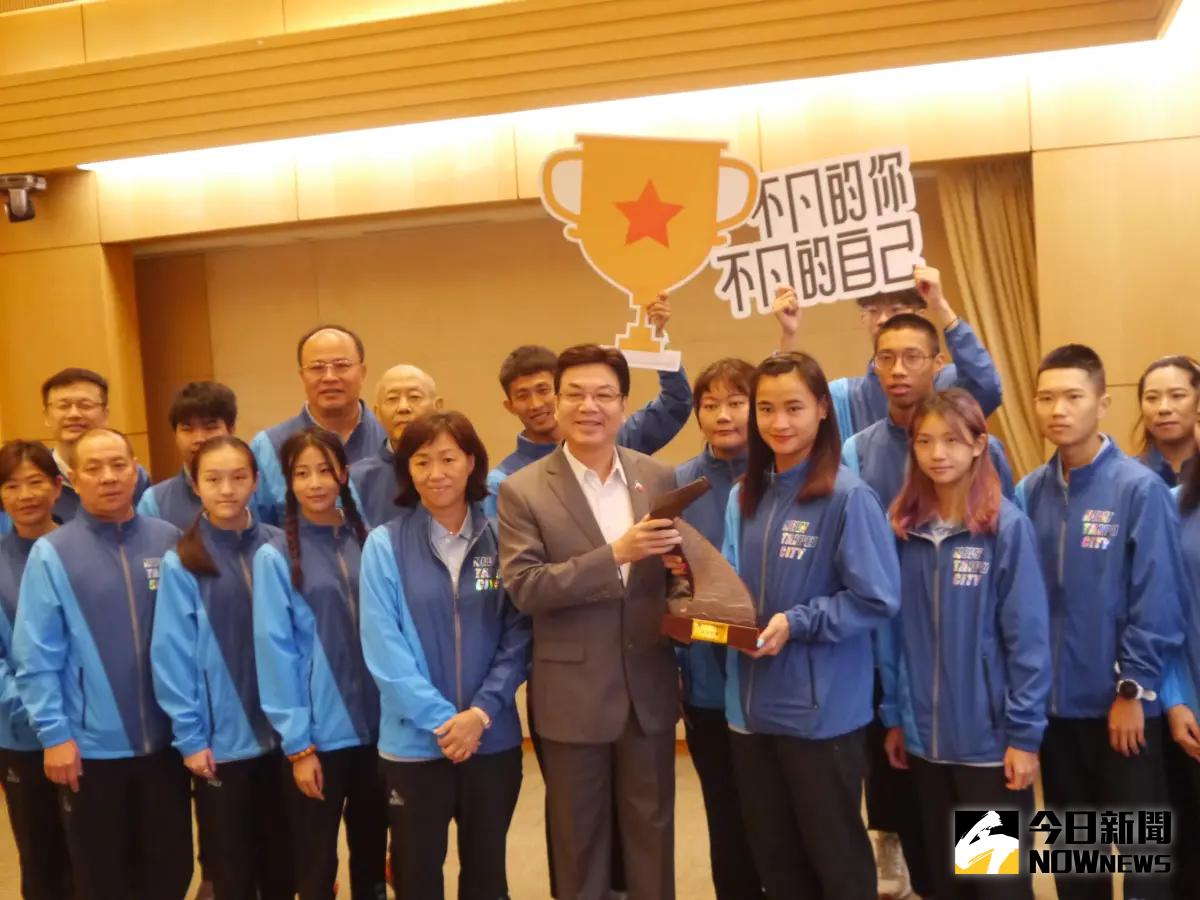 ▲獲得全運會第二名副總統獎的新北代表隊到新北市政府獻獎接受表揚。（圖 ／記者吳嘉億攝，2023.11.01）