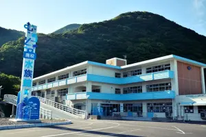 少子化衝擊！日本學校20年關8000所　廢校再利用泳池成「水族館」
