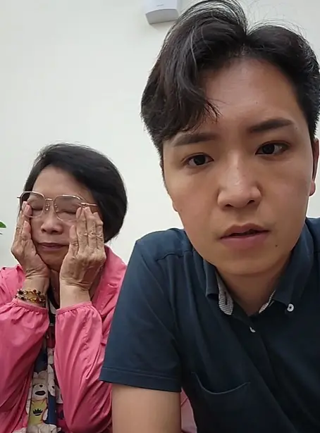 ▲羅廷瑋母親不捨兒子,淚灑直播。(圖/翻攝羅廷瑋臉書,2023.11.01)