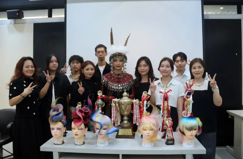 ▲弘光科大美髮系、妝品系7名學生參加「2023_第71回日本藝術祭」比賽，總共奪得8座獎盃。(圖／弘光科大提供2023.11.1)