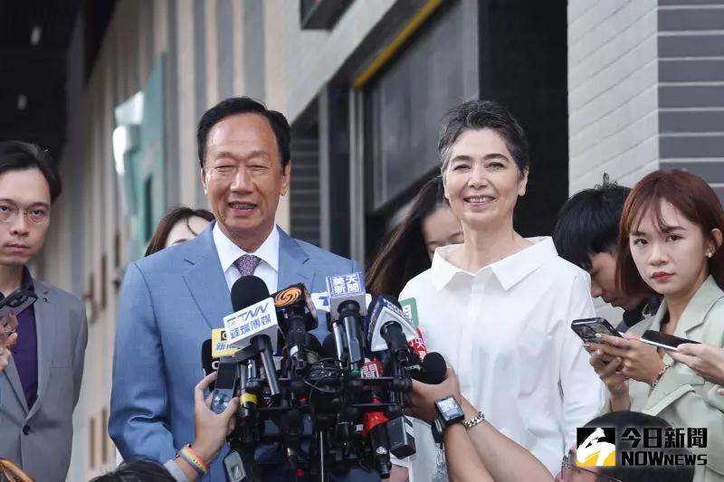 ▲鴻海創辦人郭台銘與副手賴佩霞,但現在藍白合瀕臨破局,不排除還有可能在登記最後冒出「柯郭配」整合的情況。(圖/記者陳明安攝,2023.11.1)