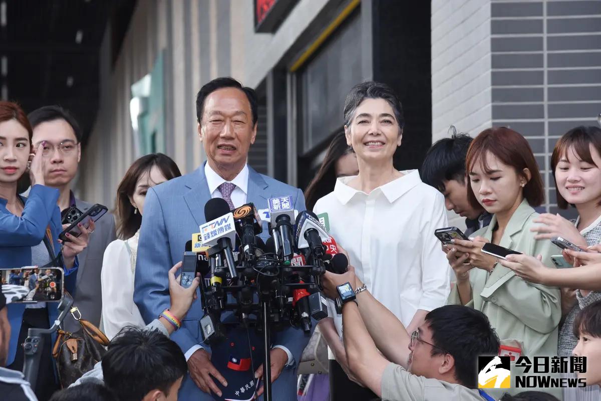 ▲郭台銘與賴佩霞今日正式遞交連署書。（圖／記者陳明安攝，2023.11.01）