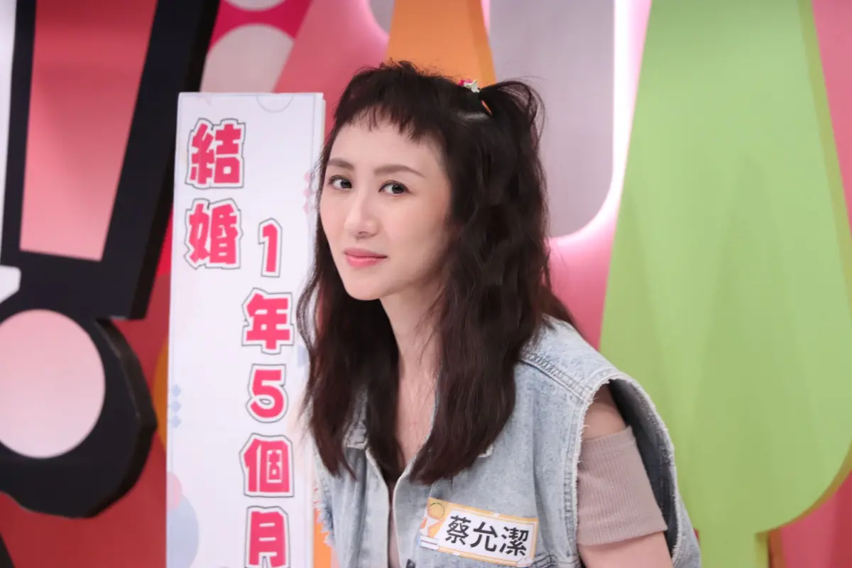 ▲蔡允潔日前才自爆和老公已經長達1年半都沒有「開機」，現又因老公裝不好床圍將他趕出門。（圖／中天提供）