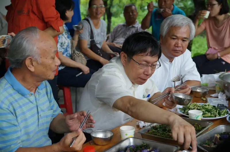 ▲吳音寧自爆當年柯文哲到溪州參訪，沒把農民放在心裡，只想著邀她父親吳晟（左）擔任北市府顧問。（圖／翻攝吳音寧臉書，2023.11.01）