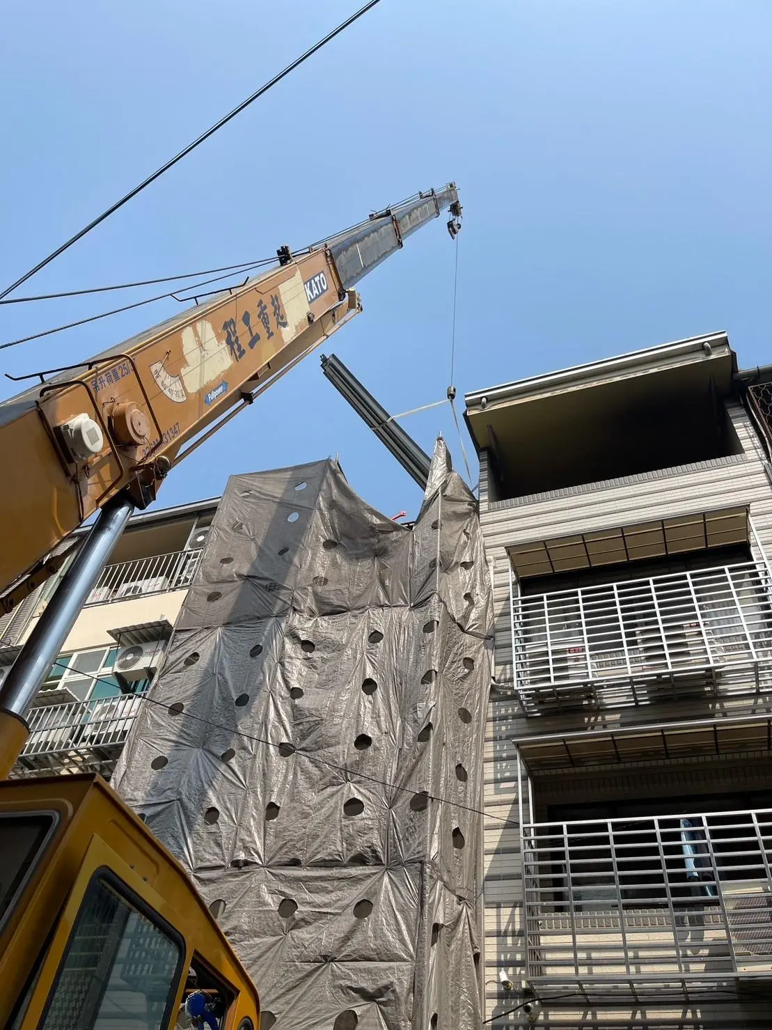 ▲依照規定，高空施工期間，無論是裝修外牆、吊掛家電、家具等，切記需申請路權，（圖/業者提供）