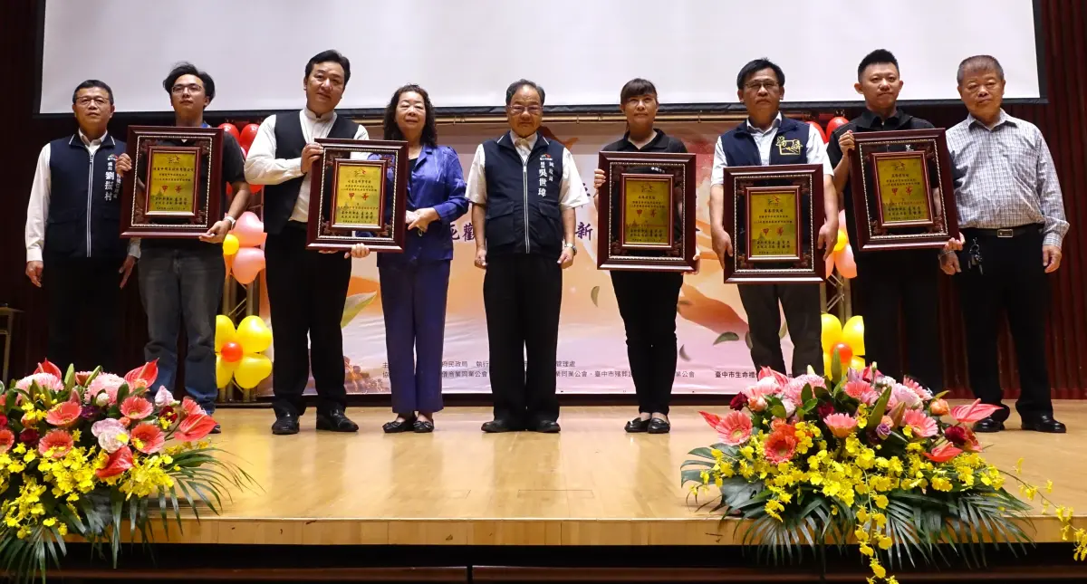 ▲提升殯葬產業服務品質，台中市府表揚17家優良殯葬業者，圖為五家獲甲等業者，由民政局長吳世瑋頒獎。（圖/市府提供）