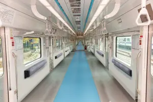 通勤時段人擠人塞爆！韓國首爾地鐵推「無座位車廂」　盼緩解擁擠
